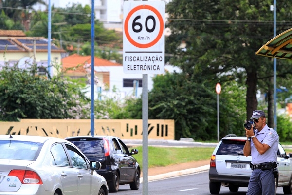 Policial militar controla aparelho de fiscalização eletrônica de veículos na avenida Ismael Alonso y Alonso 